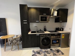 Deluxe Studio Suite, City View | Private kitchen - Mapplewood Homes (Accra)