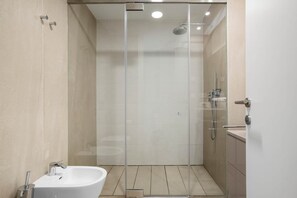 Dusche, Haartrockner, Bidet, Handtücher