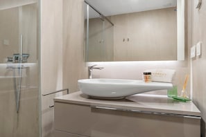 Een douche, een haardroger, een bidet, handdoeken