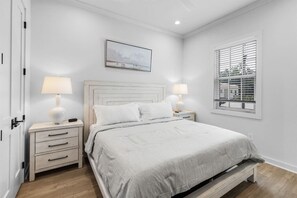 3 bedrooms, free WiFi, bed sheets - Cat Island #10 - Steps to Beach, Pet-Friendly, Pool (Pass Christian)