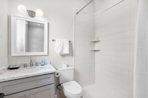 Shower, hair dryer, towels - Cat Island 10 - Steps to Beach, Pool, Fast WiFi (Pass Christian)
