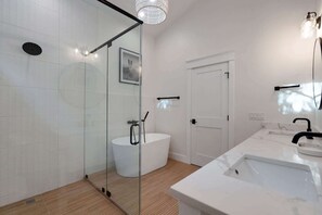 Shower, hair dryer, towels - Honey I'm Holmes - New Home Near the Beach! Turf (Holmes Beach)