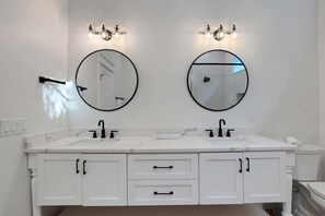 Shower, hair dryer, towels - Honey I'm Holmes - New Home Near the Beach! Turf (Holmes Beach)