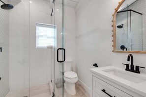 Shower, hair dryer, towels - Honey I'm Holmes - New Home Near the Beach! Turf (Holmes Beach)