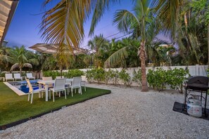 Outdoor dining - Honey I'm Holmes - New Home Near the Beach! Turf (Holmes Beach)