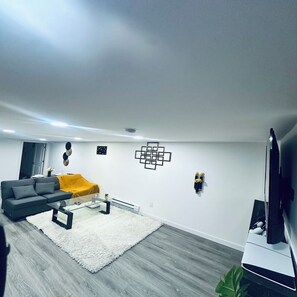 Una televisión, una chimenea