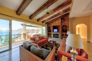 42-inch Smart TV with digital channels, DVD player, pay movies - Villa Del Arco (Cabo San Lucas)