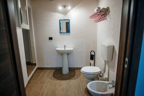 Shower, hair dryer, bidet, towels - La Luna sul Porto by Biddizzi Rari - at the port, near the sea and the center (Sciacca)