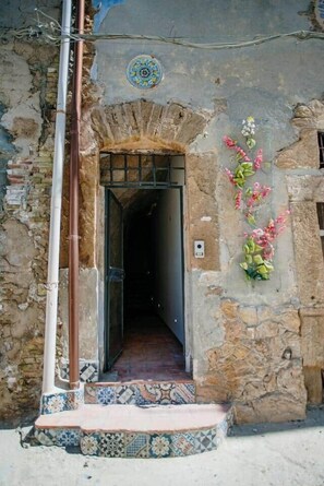 Exterior detail - La Luna sul Porto by Biddizzi Rari - at the port, near the sea and the center (Sciacca)