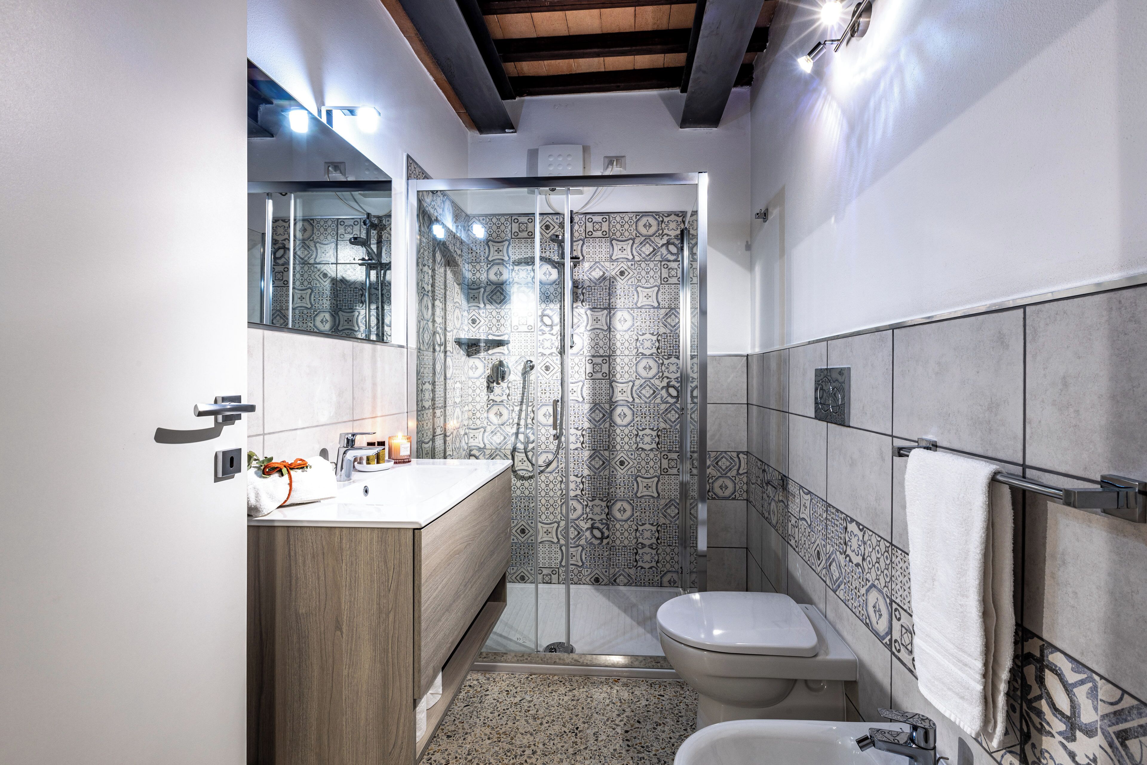 Ein modernes Badezimmer mit Dusche, Toilette und Waschbecken.