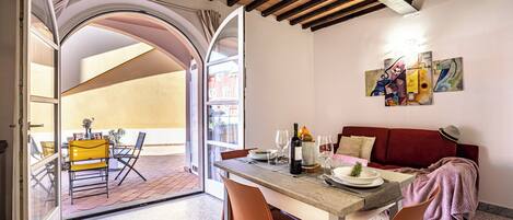 Appartement, terras | Woonruimte | Flatscreentelevisie