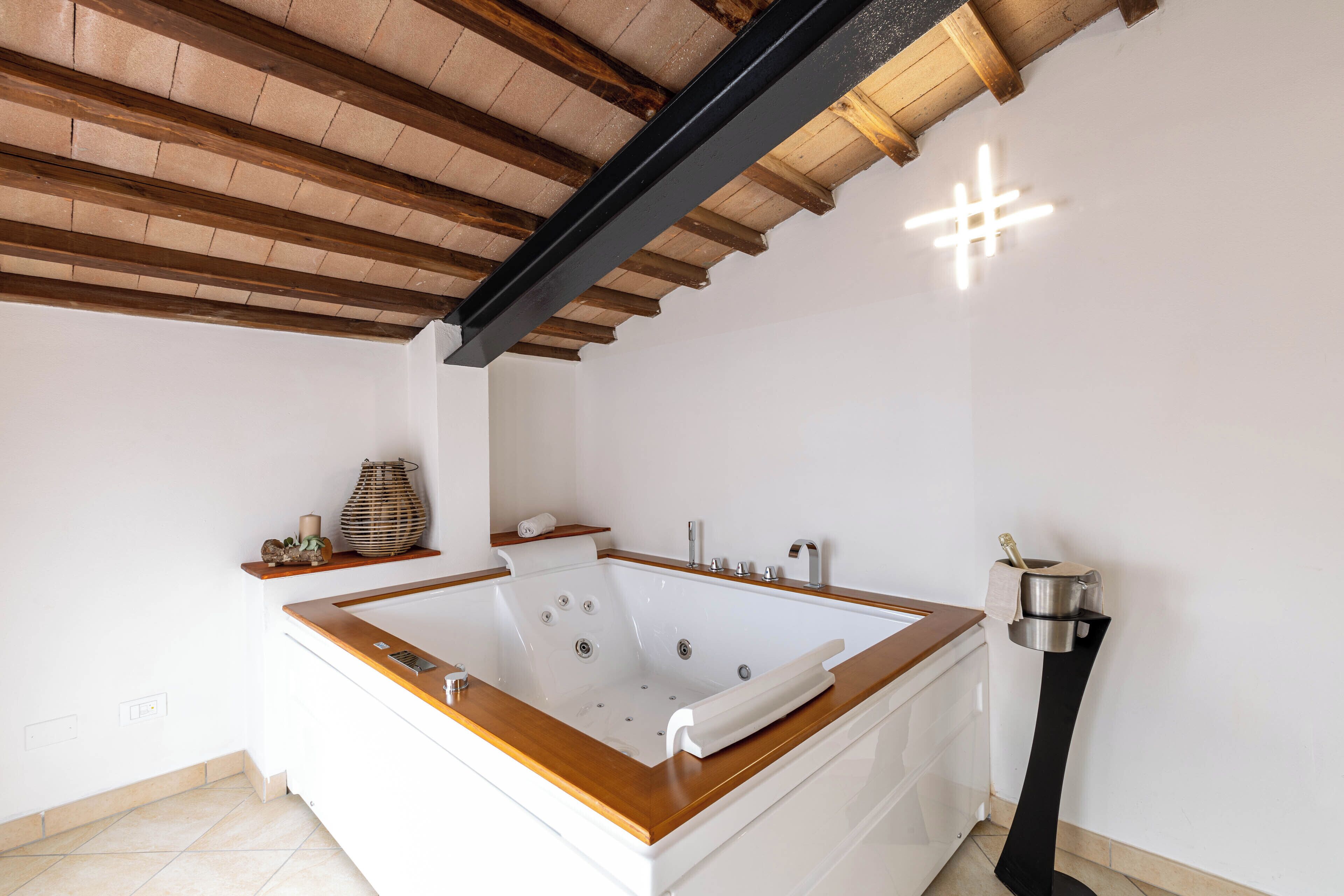 Suite, vistas a la piscina | Interior