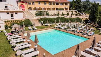 Außenpool (je nach Saison geöffnet), Sonnenschirme, Liegestühle