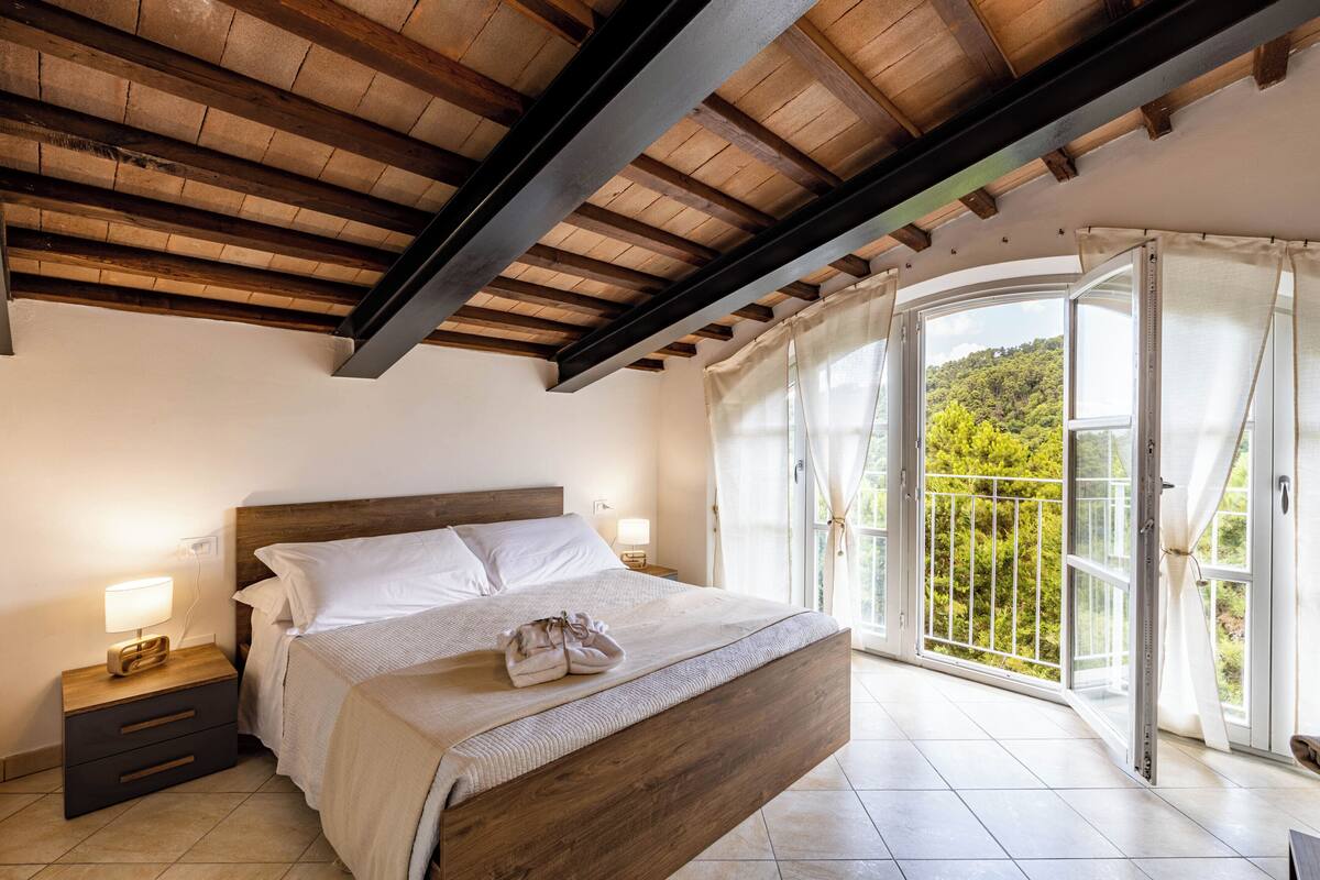 Suite, vista a la alberca | Cortinas blackout, tabla de planchar con plancha y wifi gratis 
