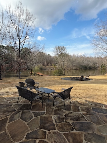 Cozy 1-bedroom peaceful pond cabin minutes from town