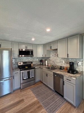 Mikrowelle, Ofen, Herdplatte, Geschirrspüler