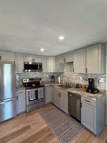 Cozy 1-bedroom peaceful pond cabin minutes from town