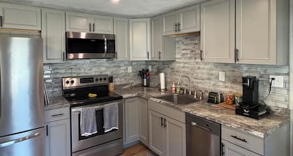 Cozy 1-bedroom peaceful pond cabin minutes from town