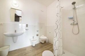 Ein modernes Badezimmer mit Waschbecken, Bidet, Toilette und Dusche.