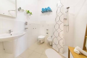 Shower, hair dryer, bidet, towels - Villa Ischia (Marina di Mancaversa)