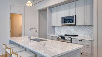 冰箱、微波炉、烤箱、炉灶