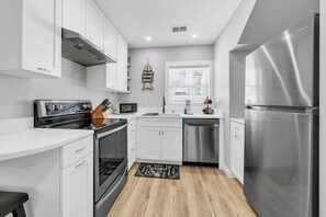House, 1 Queen Bed (Pelican's Roost) | Private kitchen - Pelican's Roost (Santa Rosa Beach)