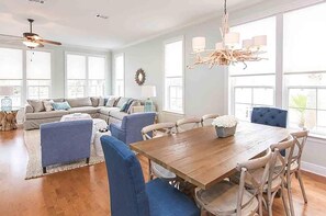 Maison, plusieurs lits (Rise and Shine) | Restauration