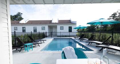 Seaside Veranda 7 - Steps to Beach, Pet-Friendly, Pool