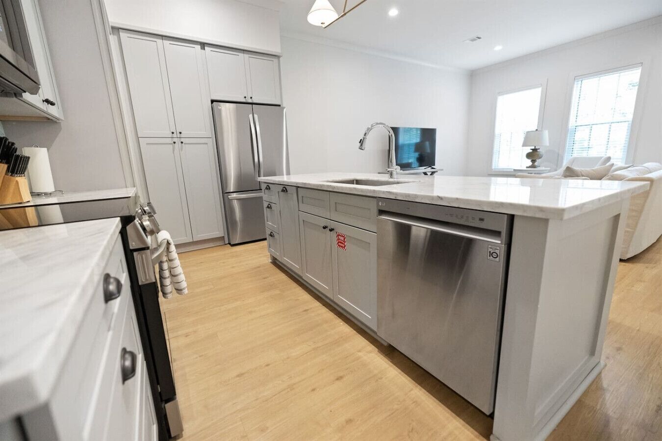 Refrigerador, microondas, horno y parrilla de estufa 