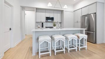 Geladeira, micro-ondas, fogão, cooktop