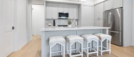 Refrigerador, microondas, horno y parrilla de estufa