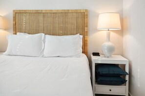 3 bedrooms, WiFi, bed sheets - Seaside Veranda 7 - Steps to Beach, Pet-Friendly, Pool (Pass Christian)