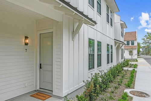 Seabreeze Haven 6 - Steps to Beach, Pet-Friendly, Pool, Fast WiFi