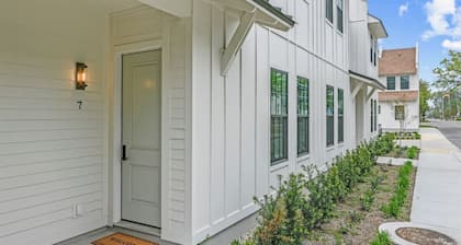 Seabreeze Haven 6 - Steps to Beach, Pet-Friendly, Pool, Fast WiFi