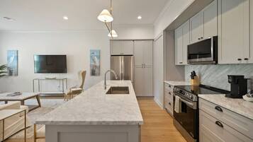 冰箱、微波炉、烤箱、炉灶