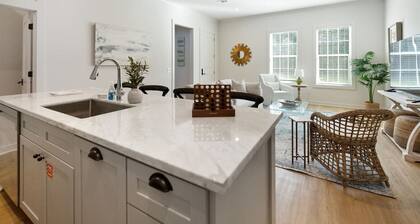 Spacious 3BR Retreat - Pool - Sleeps 7 - Pets Welcome w Fee