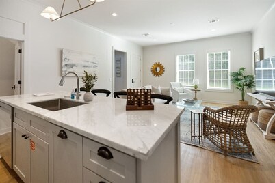 Spacious 3BR Retreat - Pool - Sleeps 7 - Pets Welcome w Fee