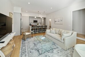 Smart TV - Spacious 3BR Retreat - Pool - Sleeps 7 - Pets (Pass Christian)