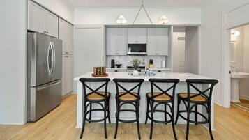 Geladeira, micro-ondas, fogão, cooktop