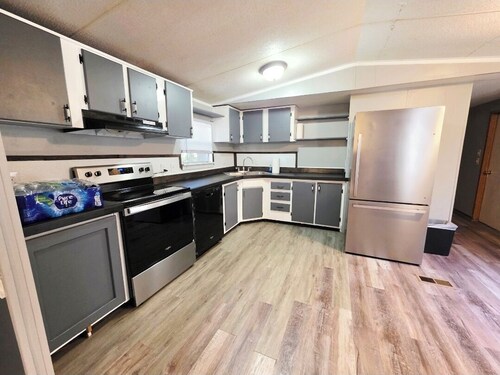 3-bedroom mobile home in serene Monroe with AC comfort