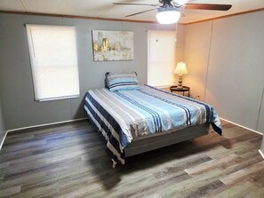 WiFi, bed sheets - 3-bedroom mobile home in serene Monroe with AC comfort (Monroe)