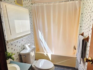 Hair dryer, towels, soap, toilet paper - 3-bedroom mobile home in serene Monroe with AC comfort (Monroe)