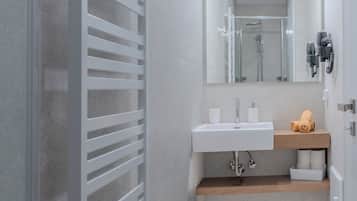 Superior Triple Room | Bathroom | Shower, free toiletries, hair dryer, towels