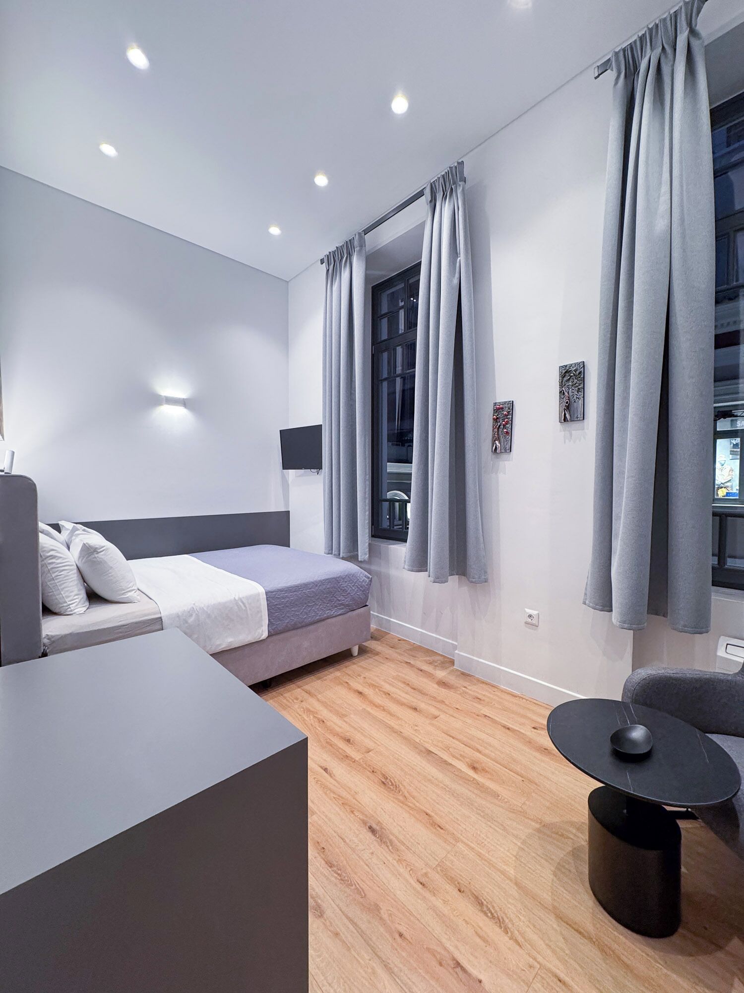 Premium bedding, in-room safe, individually decorated