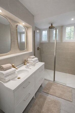 Shower, hair dryer, towels, soap - Villa 10 pers, pool, jacuzzi, Bordeaux (Latresne)