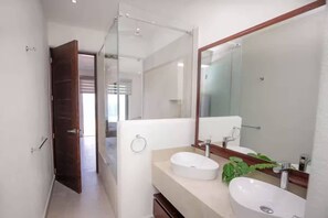 Shower, hair dryer, towels, shampoo - Brisa Alta - beach access and 3rd floor views (San Francisco)