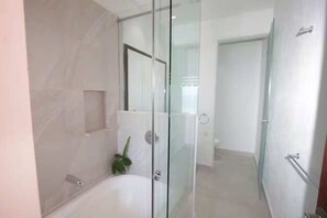 Shower, hair dryer, towels, shampoo - Brisa Alta - beach access and 3rd floor views (San Francisco)