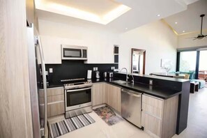 Réfrigérateur, micro-ondes, plaque de cuisson, lave-vaisselle