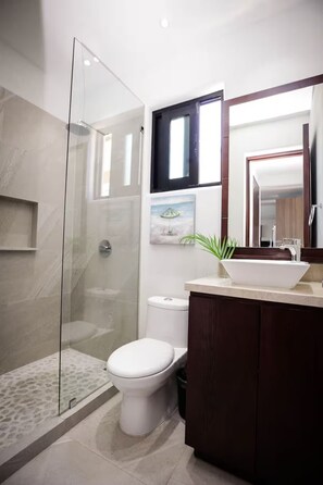 Shower, hair dryer, towels, shampoo - Brisa Alta - beach access and 3rd floor views (San Francisco)