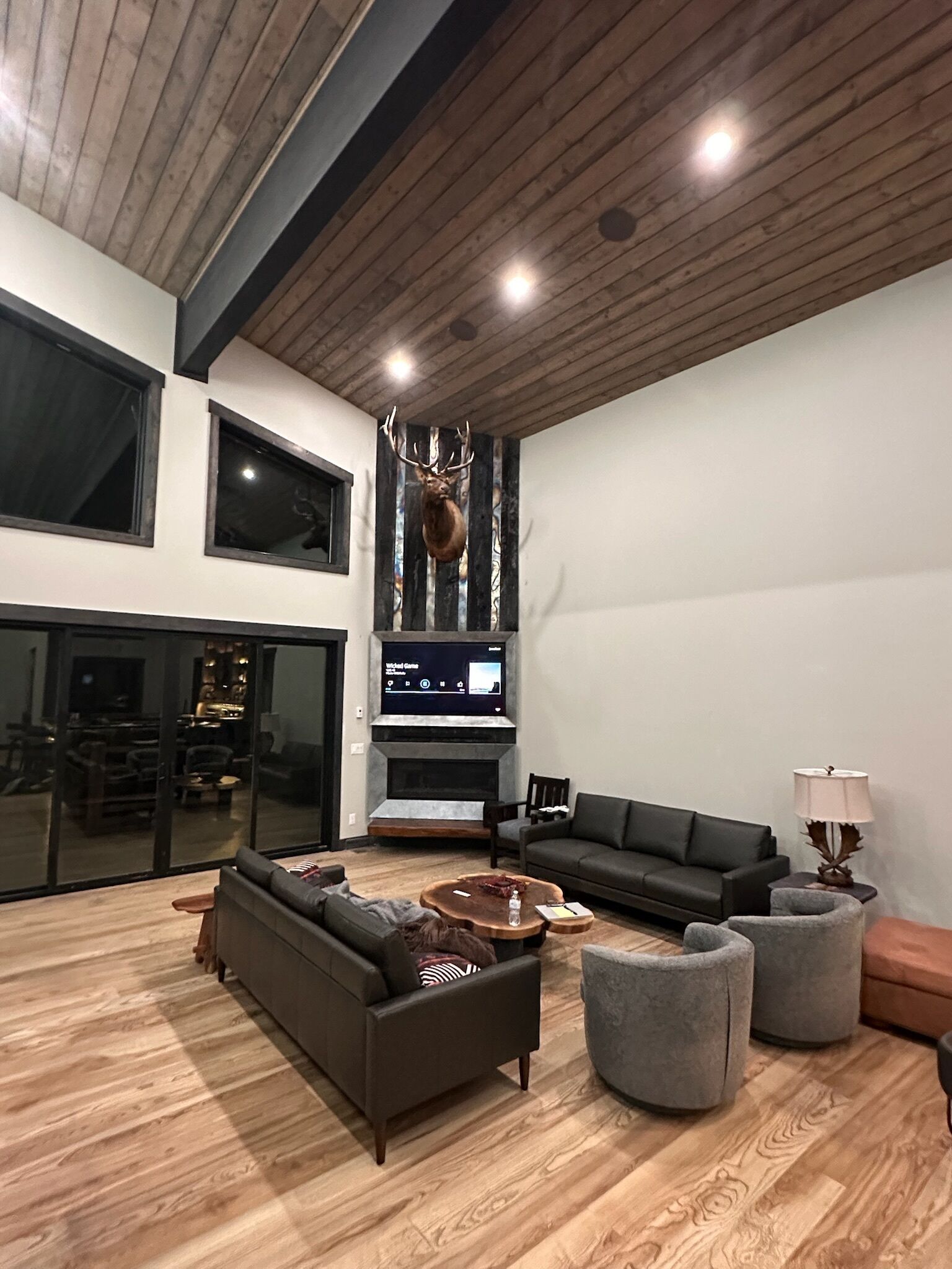 Smart-TV, Kamin, Bücher